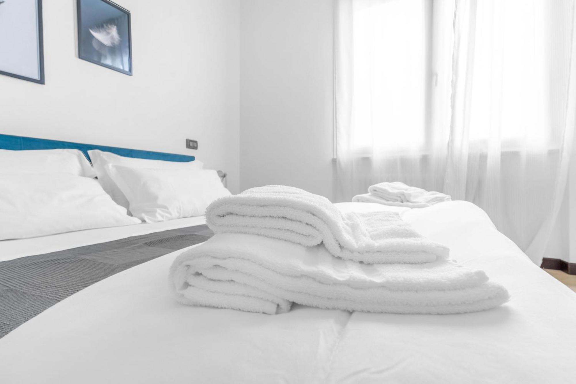 -Free Pool And Parking- Garda House Apartments Castelnuovo del Garda Exterior photo