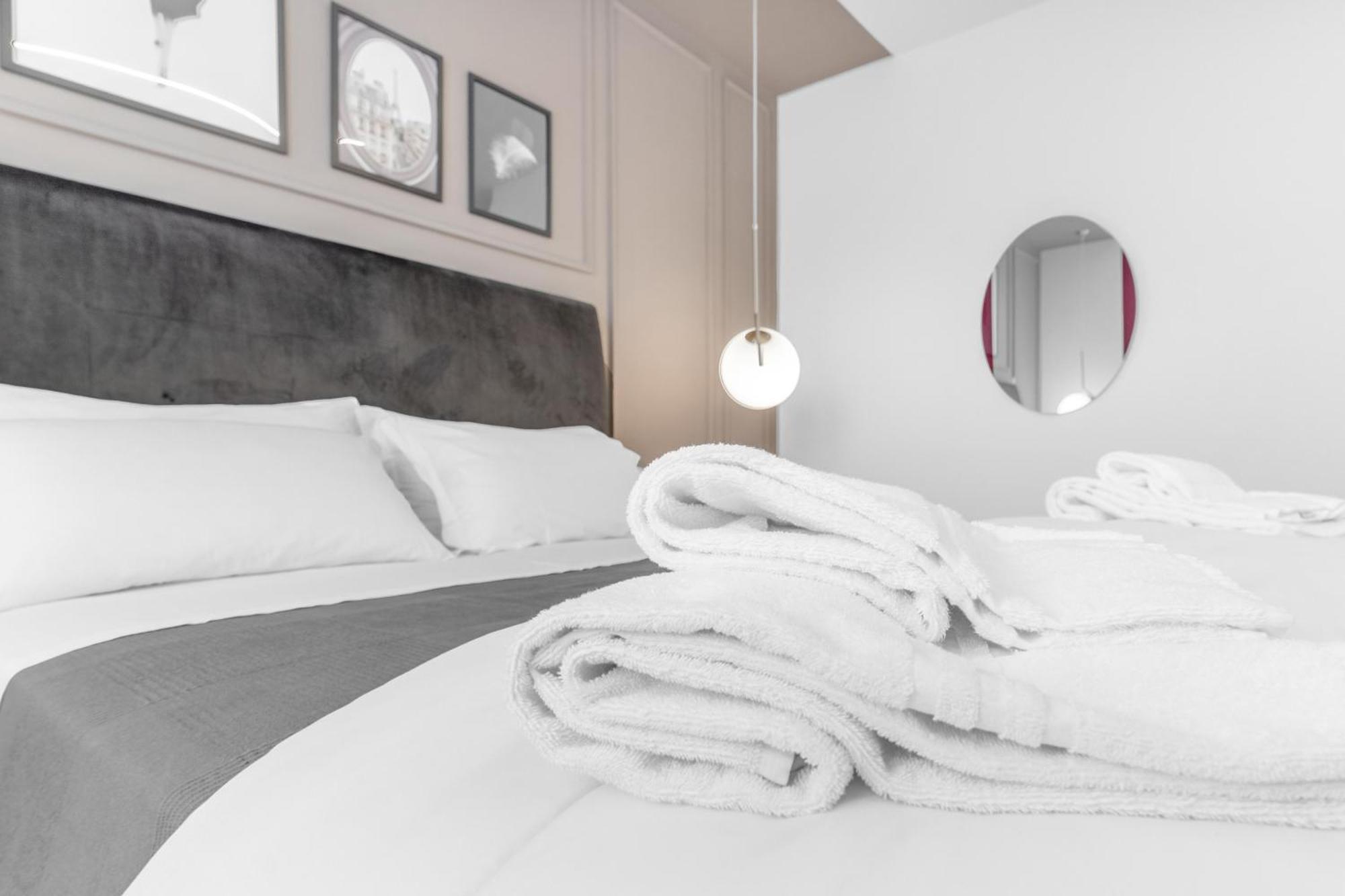 -Free Pool And Parking- Garda House Apartments Castelnuovo del Garda Exterior photo